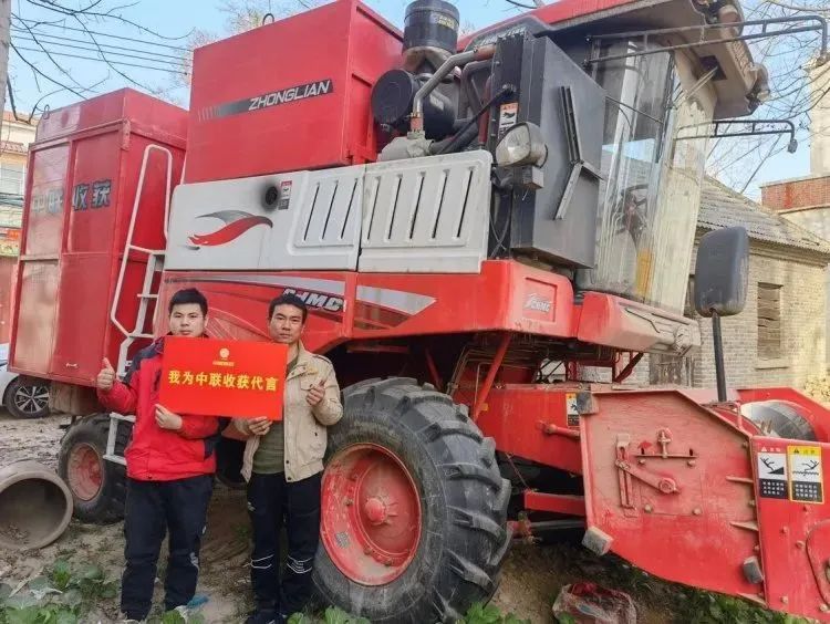 Song Wei: Operating Zhonglian Peanut Harvester is much better.