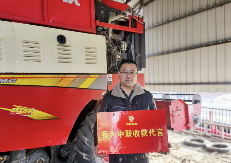 Users of Zhonglian peanut harvester: everyone earns money.