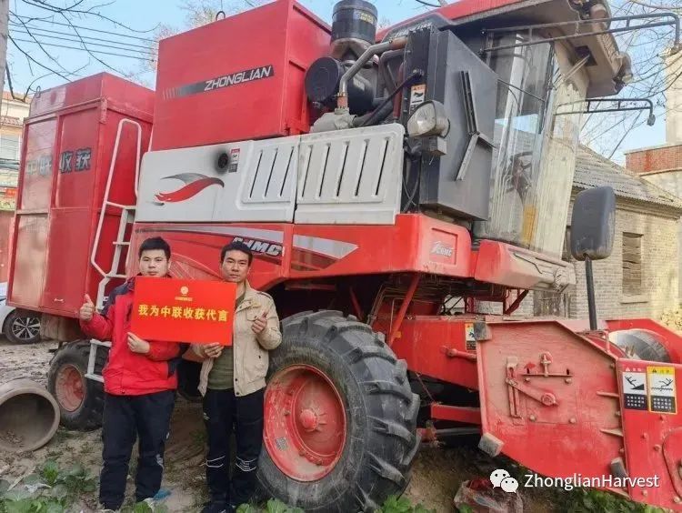 Song Wei: Operating Zhonglian Peanut Harvester is much better.