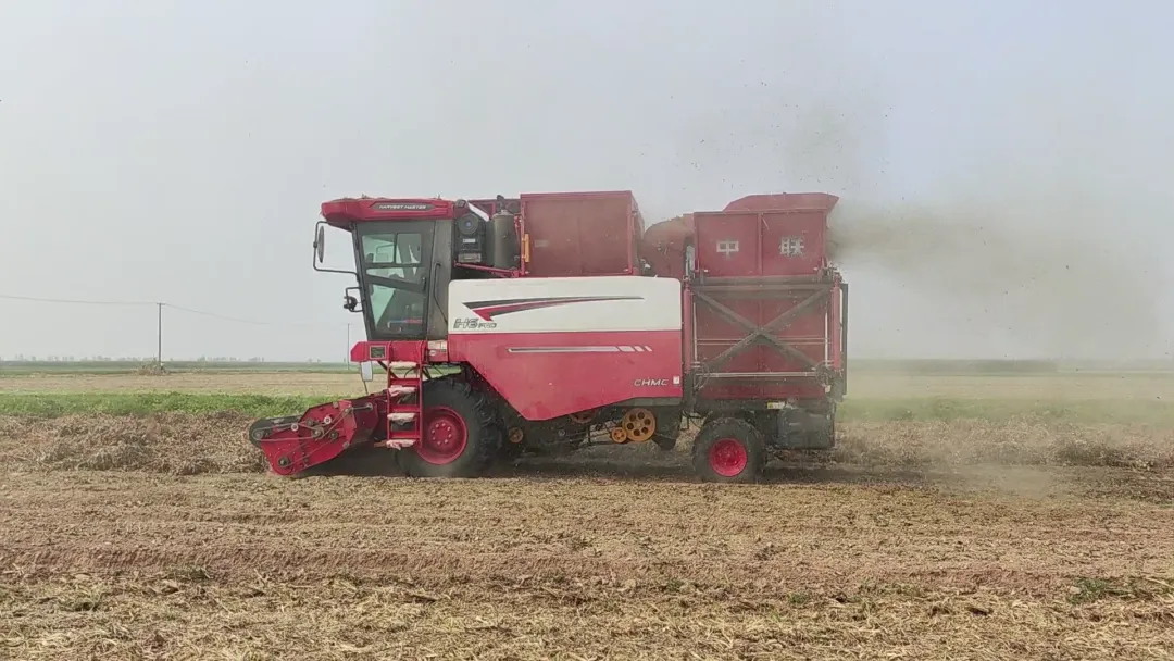 Feng, an agricultural machinery operator in Zhumadian, Henan: Just for the ten or so acres of peanut fields at home, I bought a Zhonglian peanut harvester.(图1) 640_看图王.jpg