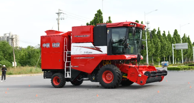 Master Wu from Tongliao, Inner Mongolia: From costly mistakes in tractor selection to covering 4,800 mu of farmland annually – Reliable equipment is the foundation of higher income(图1) image.png