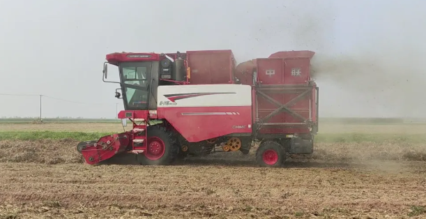 Master Wu from Tongliao, Inner Mongolia: From costly mistakes in tractor selection to covering 4,800 mu of farmland annually – Reliable equipment is the foundation of higher income(图2) image.png